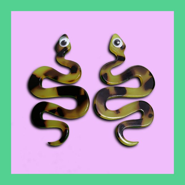 Pendientes serpiente en marrón havana con detalle de ojo.